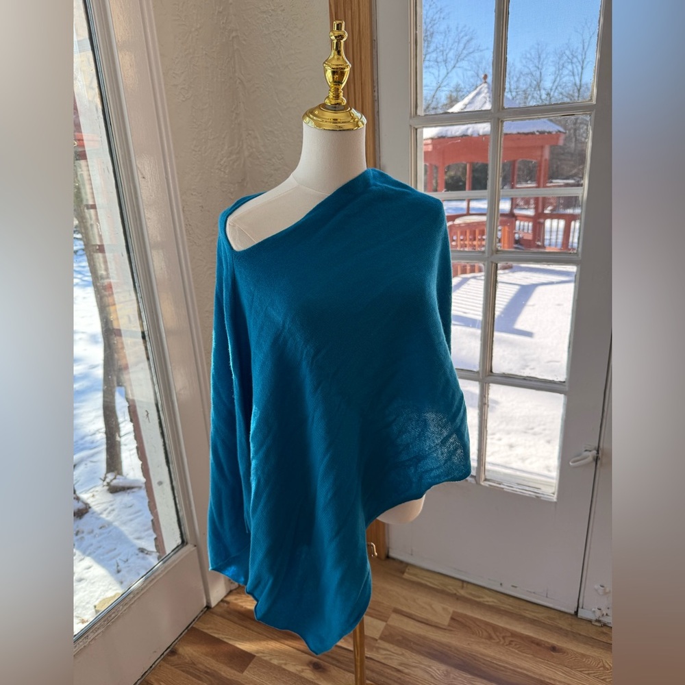 Excellent condition sweater chal color blue